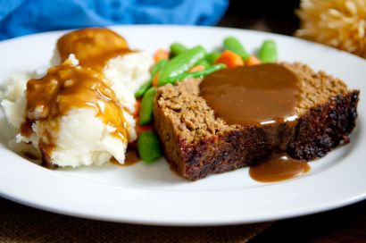 Meatloaf, mashed potatos and veggies